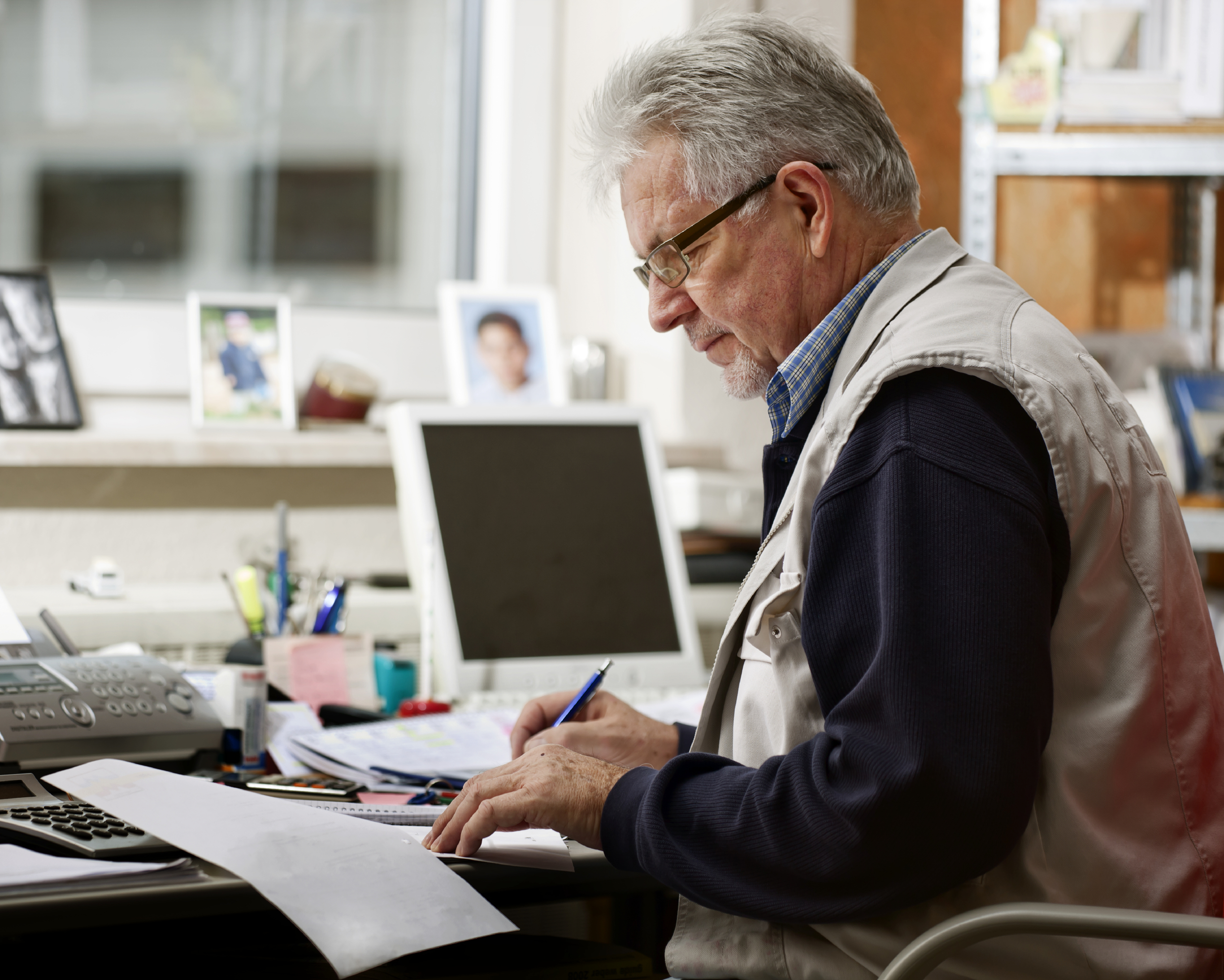 000015005607                       © Thomas_EyeDesign  -man at desk