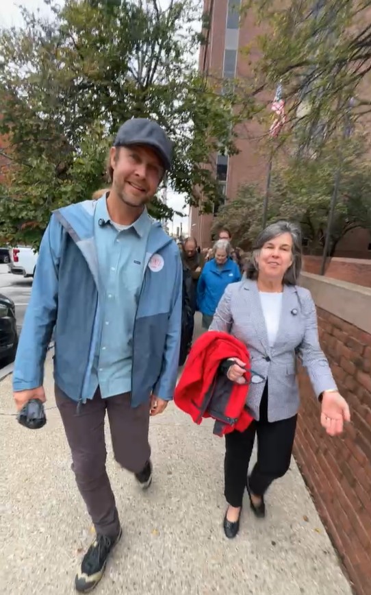 Jonathan and Catherine Walking Oxtober 8.jpg