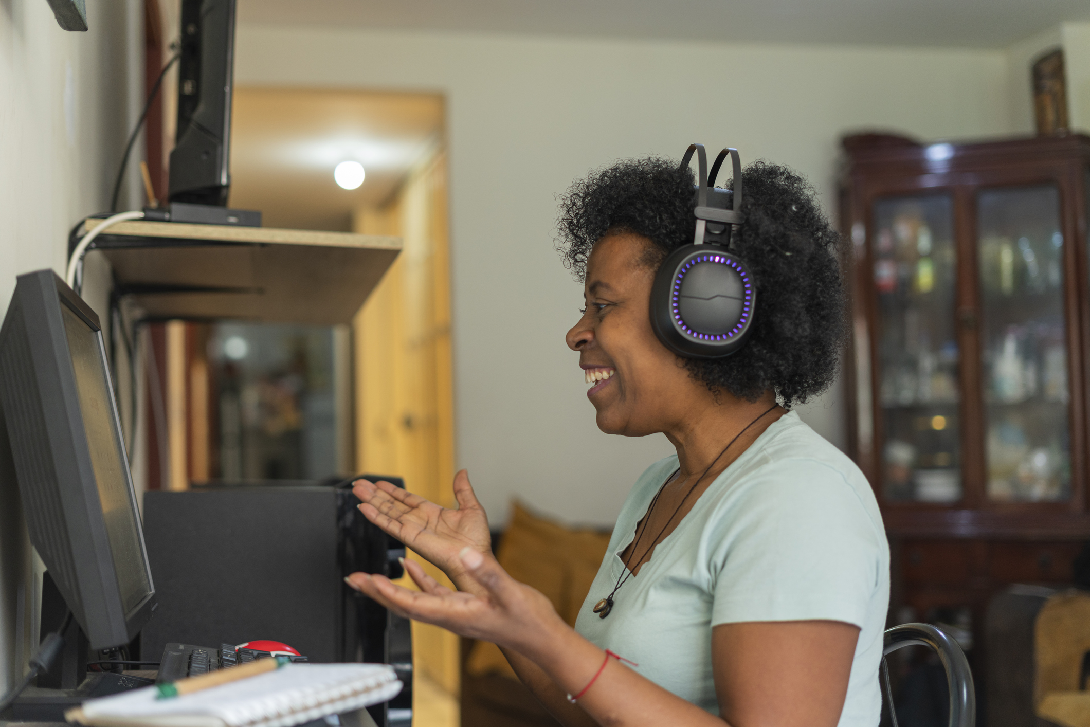 beautiful older woman receives classes in virtual mode