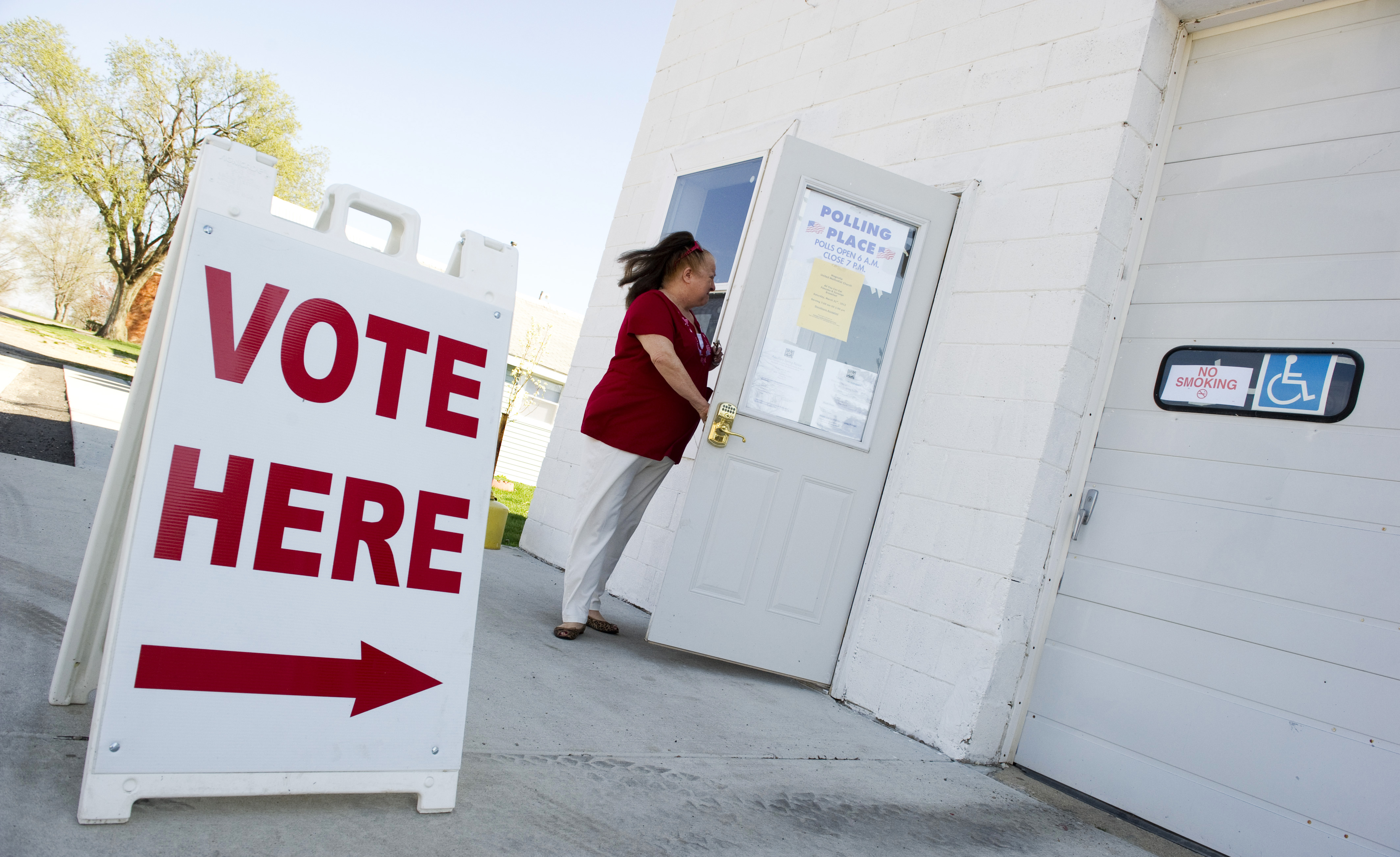 Un mujer sale de un centro de votación en ausencia después de votar