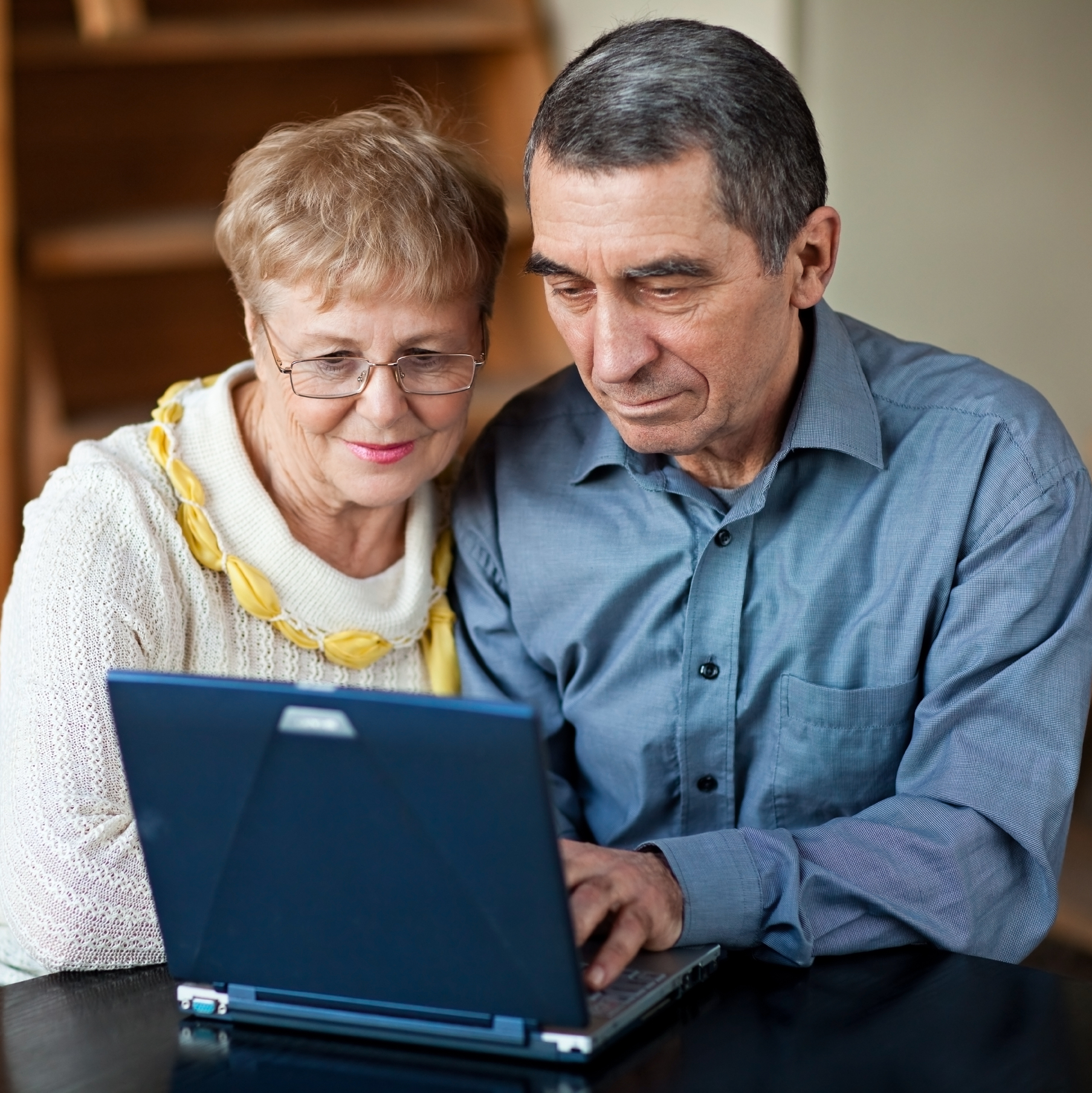 couple_laptop