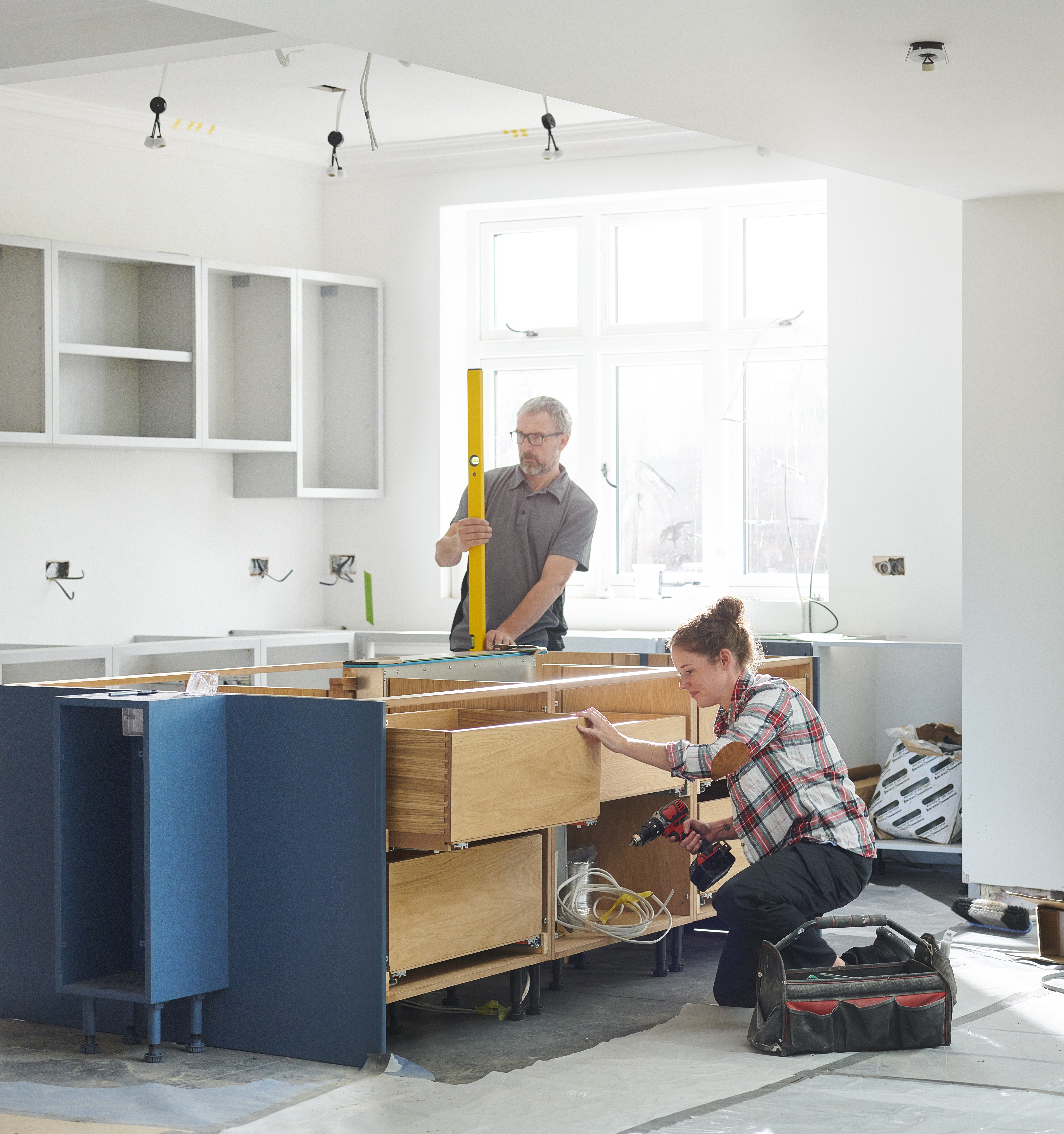 mixed gender kitchen fitters