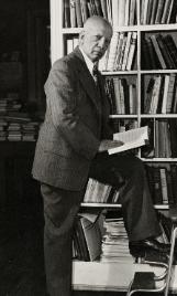 Woodson_Standing_in_Library-161x268