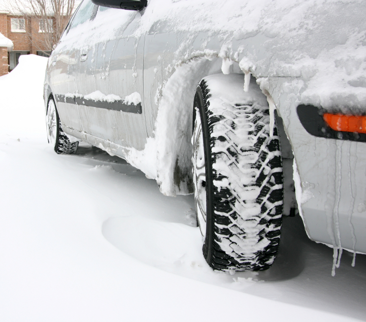 Car in winter, close up of tires_499,997
