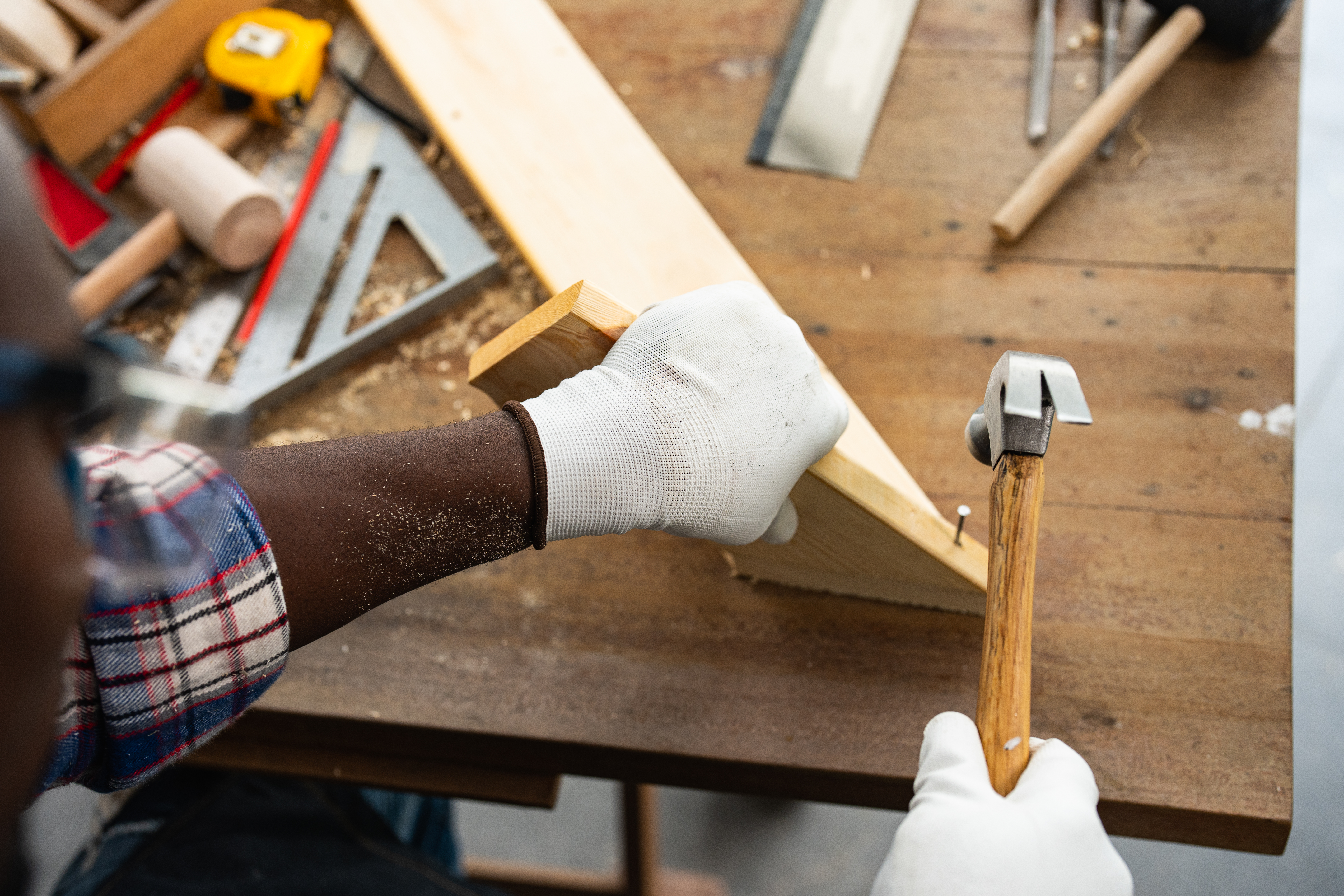 Carpenters uses a hammer to driving nail