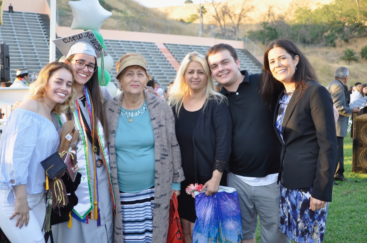 Winner 2017, Priscilla Velez, her family and Adriana Mendoza