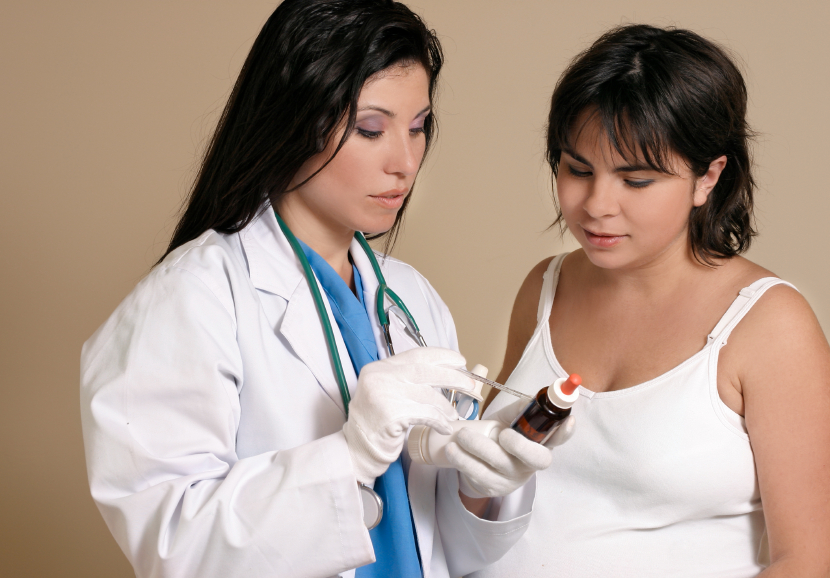 Doctor consulting pregnant woman