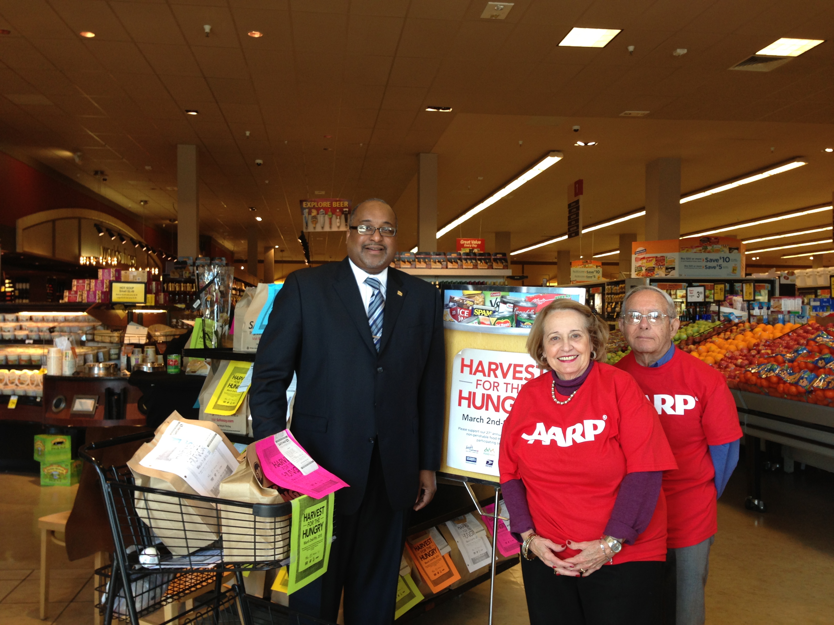 Regional VP of Mideast States Rawle Andrews stands with the Visallos in a Washington, DC area Safeway.