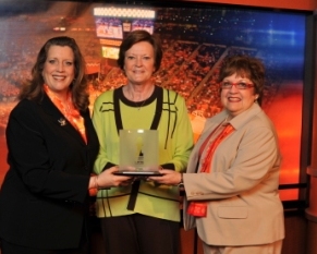 AARP Tennessee State Director Rebecca Kelly (L) and then-State President Margot Seay (R) present UT Coach Pat Summitt with an Inspire Award from AARP The Magazine