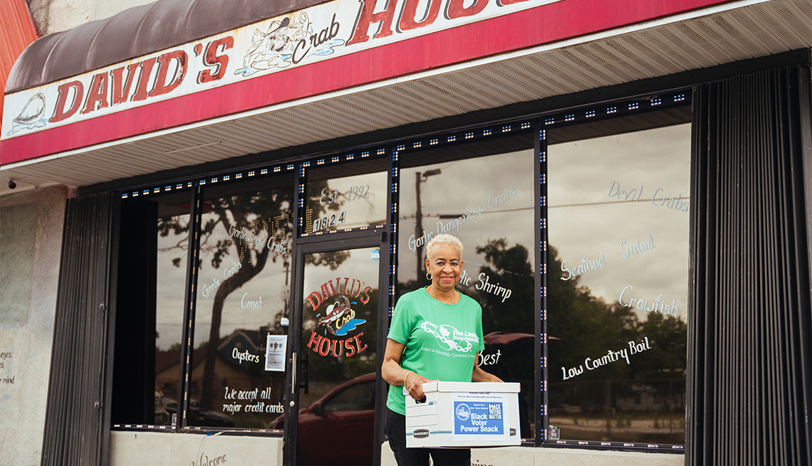 BUL-STATE-REGIONAL JUNE24 Environmental portraits of Pat Patterson
engaging voters in front of senior center, churches and local colleges in Savannah, GA.