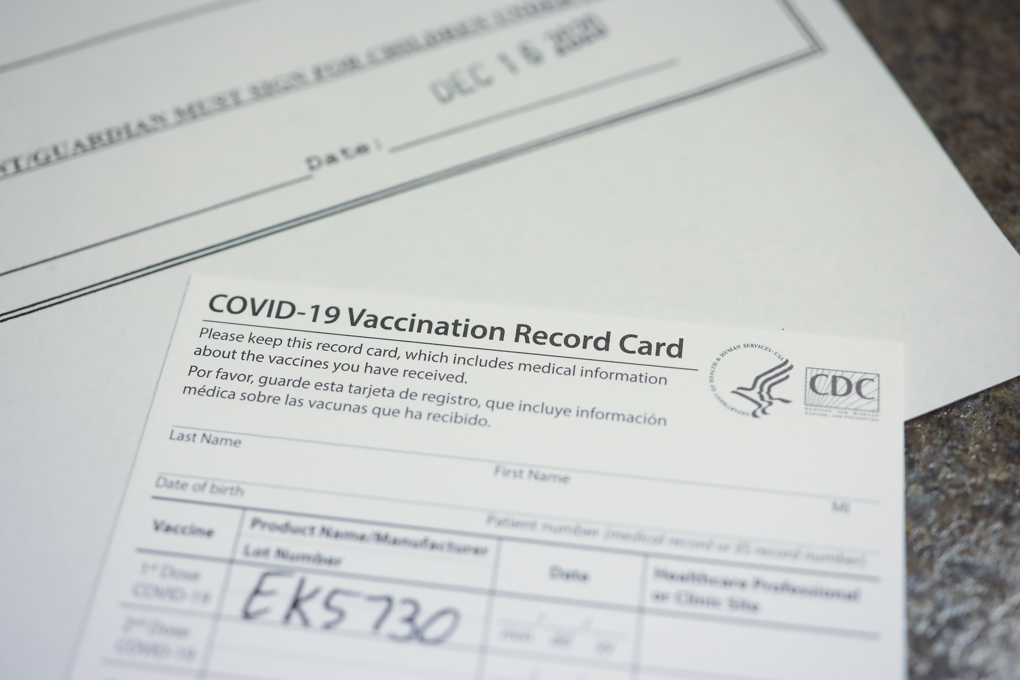 Los trabajadores de la salud del Perry Memorial Hospital reciben la vacuna contra la Covid-19 