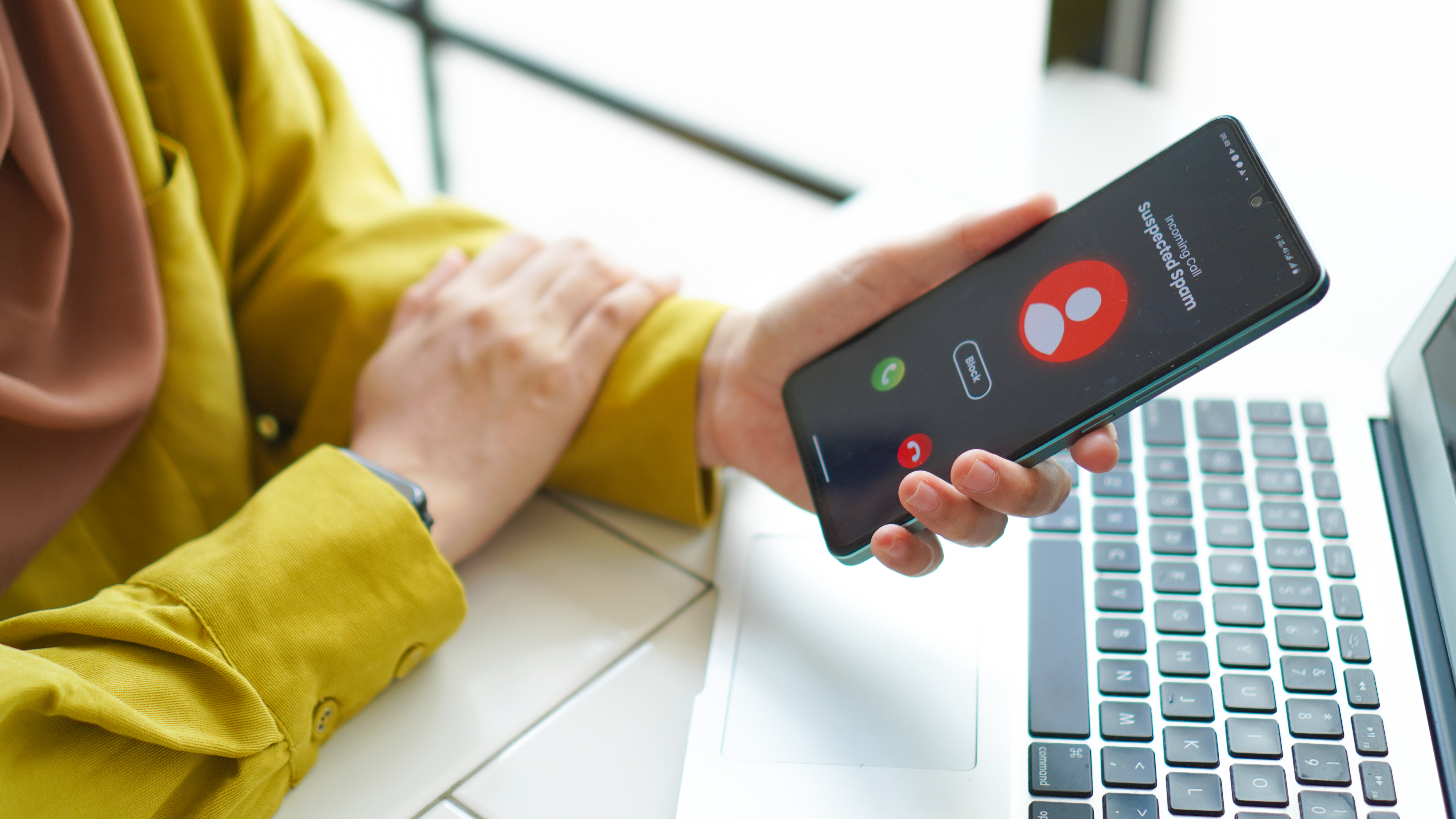Woman received an incoming suspected call from unknown caller on her smartphone and rejected the call