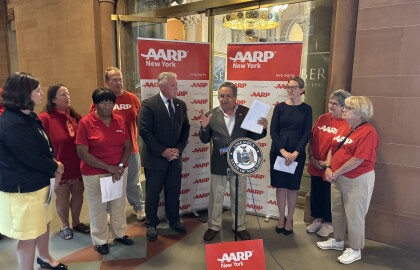 AARP New York, legisladores estatales, PULP y National Grid instan a la gobernadora para que firme la legislación que ayudará a los adultos mayores de Nueva York a pagar las facturas de energía