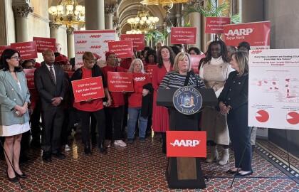 AARP NY: Las estafas les costaron a los adultos mayores de NY $23K por hora en el 2023; el Senado y…