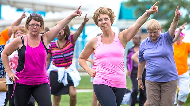 620-aarp-flash-mob-detroit-dancers-pointing