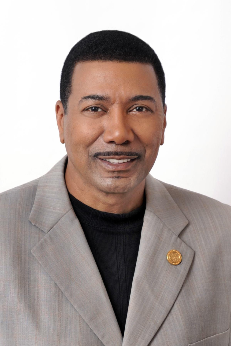 Linwood headshot.png
