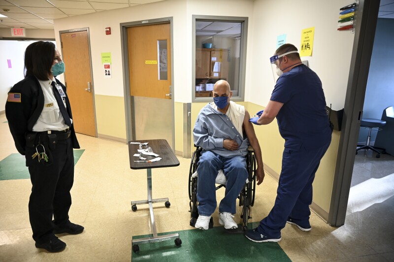 Minnesota prisoners receive COVID vaccine