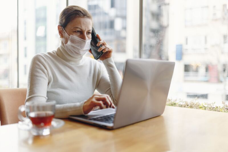 business woman with mask image 133900_39_preview.jpg