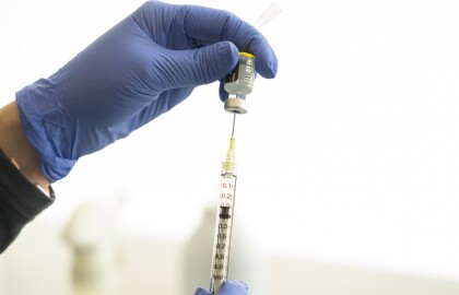 Cómo y dónde recibir las vacunas y los refuerzos contra la COVID-19 en Wisconsin