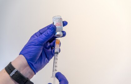 Cómo y dónde recibir las vacunas y los refuerzos contra la COVID-19 en Montana
