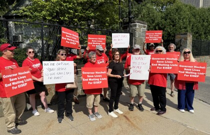 Los socios de AARP New York se reúnen en la mansión de la gobernadora para exigir más financiamiento para que los residentes mayores de Nueva York permanezcan en su propio hogar 