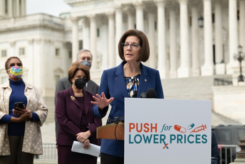 La senadora Catherine Cortez Masto, por el estado de Nevada, habla durante la conferencia de prensa de AARP que se llevó a cabo el martes, 26 de abril de 2022, frente al Capitolio.